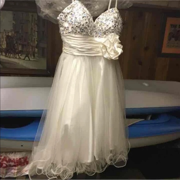 Short white dress - Picture 2 of 4